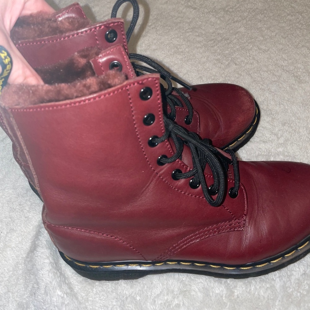 Burgundy, lace up Dr. Martens with faux fur - Picture 5 of 6